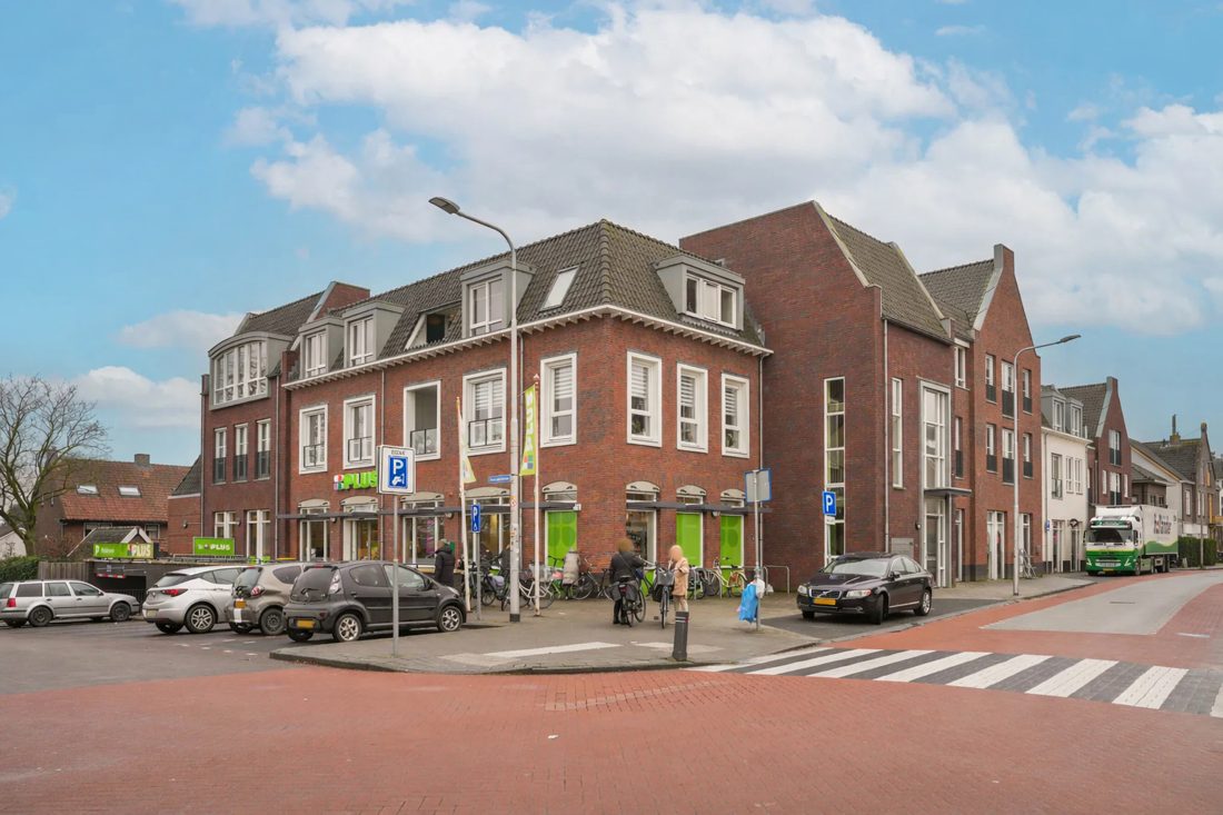 Appartementencomplex met winkels op de begane grond